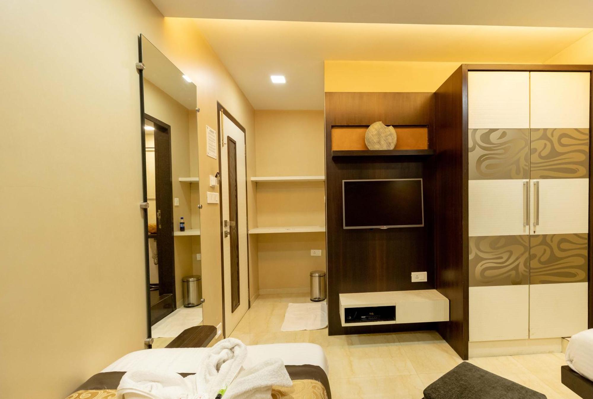 The Majlis Hotel - Colaba Mumbai Kültér fotó